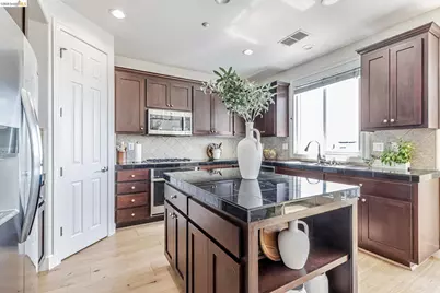 104 Seacliff Court, Richmond, CA 94801 - Photo 6