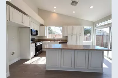 300 Perkins Ct, Suisun City, CA 94585 - Photo 2