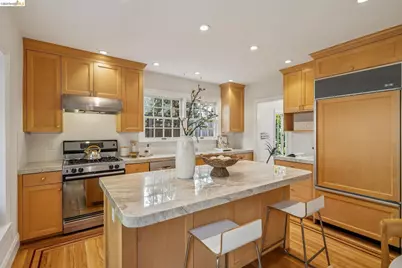 900 Rosemount Rd, Oakland, CA 94610 - Photo 32