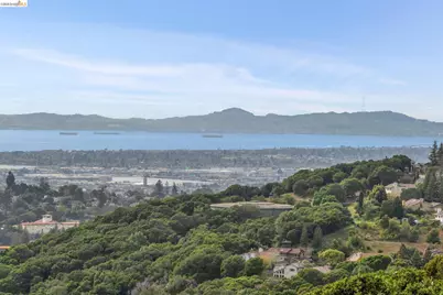 7919 Phaeton Dr, Oakland, CA 94605 - Photo 32