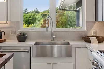 7919 Phaeton Dr, Oakland, CA 94605 - Photo 18