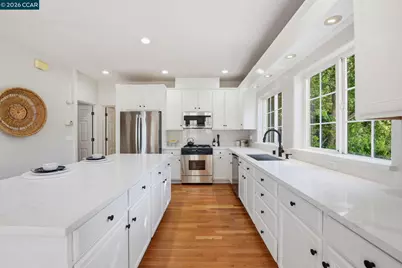 1 Bay Forest Pl, Oakland, CA 94611 - Photo 16