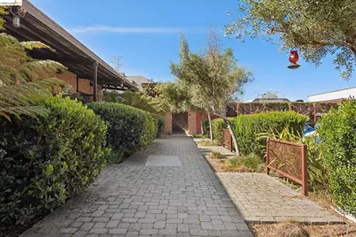425 11th St #17, Oakland, CA 94606 - Photo 32