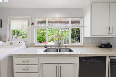 10000 Sigourney Ave, Oakland, CA 94605 - Photo 6