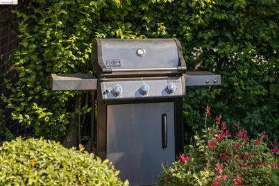 477 49th St, Oakland, CA 94609 - Photo 30