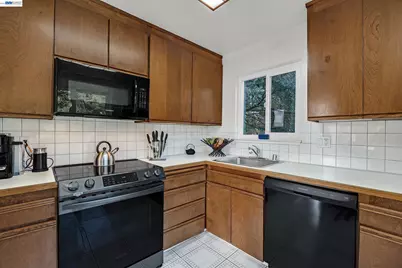 5982 Ascot Dr, Oakland, CA 94611 - Photo 10