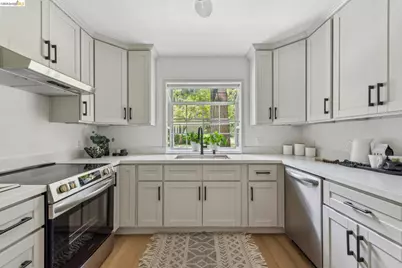 635 Canyon Oaks Dr #B, Oakland, CA 94605 - Photo 14