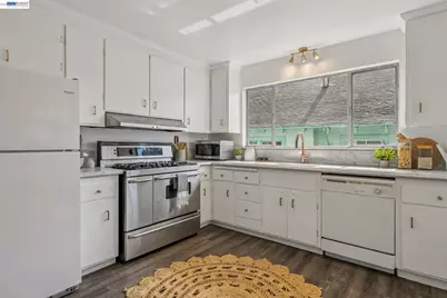 2063 Rosedale Ave, Oakland, CA 94601 - Photo 28