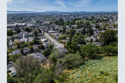 6914 Outlook Ave, Oakland, CA 94605 - Photo 32