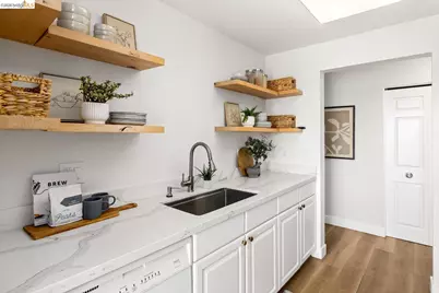 322 Hanover Ave #409, Oakland, CA 94606 - Photo 14