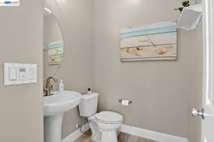 6523 Bayview Dr, Oakland, CA 94605 - Photo 22