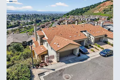 6523 Bayview Dr, Oakland, CA 94605 - Photo 2