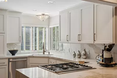 2929 Holyrood Drive, Oakland, CA 94611 - Photo 20