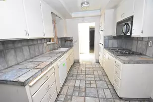 1013 Colonial Ct, Modesto, CA 95350 - Photo 10