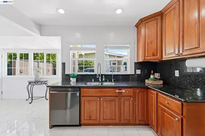 84 Oakes Blvd, San Leandro, CA 94577 - Photo 16