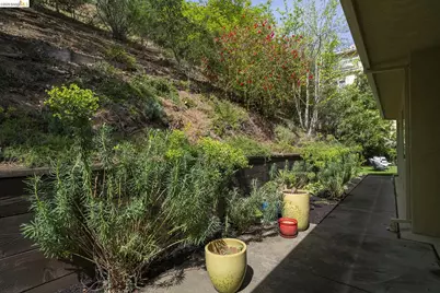6109 Fairlane Dr, Oakland, CA 94611 - Photo 16