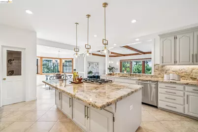 6277 Wood Dr, Oakland, CA 94611 - Photo 18