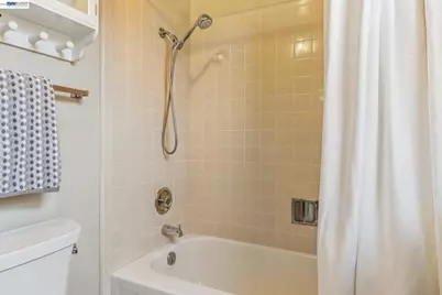 8077 Shay Dr, Oakland, CA 94605 - Photo 40