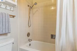 8077 Shay Dr, Oakland, CA 94605 - Photo 40