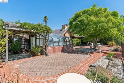 8077 Shay Dr, Oakland, CA 94605 - Photo 48