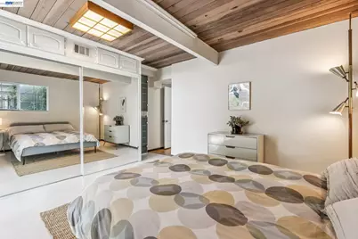 8077 Shay Dr, Oakland, CA 94605 - Photo 30