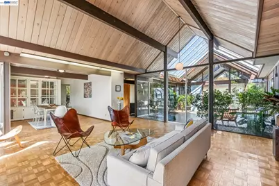 8077 Shay Dr, Oakland, CA 94605 - Photo 16