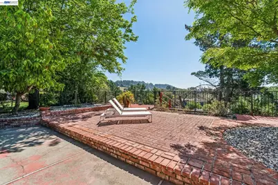 8077 Shay Dr, Oakland, CA 94605 - Photo 50