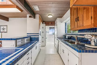 8077 Shay Dr, Oakland, CA 94605 - Photo 24