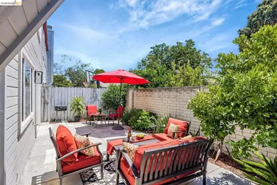 16 Town Sq Pl, Oakland, CA 94603 - Photo 32