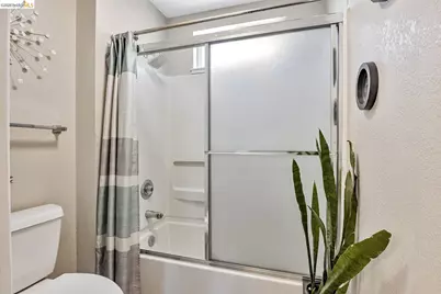 16 Town Sq Pl, Oakland, CA 94603 - Photo 20