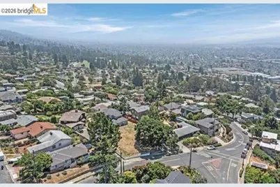 8246 Terrace Dr, El Cerrito, CA 94530 - Photo 16