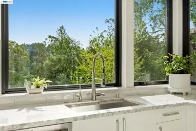 45 Homeglen Ln, Oakland, CA 94611 - Photo 22