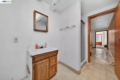 9012 Burr St, Oakland, CA 94605 - Photo 24