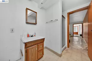 9012 Burr St, Oakland, CA 94605 - Photo 24