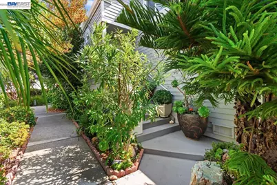 137 Parfait Ln, Alameda, CA 94502 - Photo 4