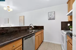 2005 Pleasant Valley Ave, Oakland, CA 94611 - Photo 18