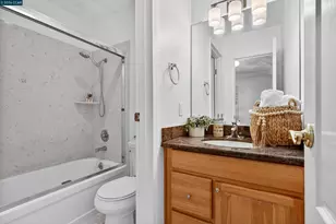 2005 Pleasant Valley Ave, Oakland, CA 94611 - Photo 30