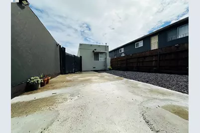 1249 88th Ave, Oakland, CA 94621 - Photo 12