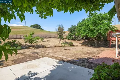 17 Kingswood Dr, Pittsburg, CA 94565 - Photo 12