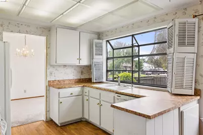 7360 Meadowgate Dr, Sacramento, CA 95823 - Photo 8