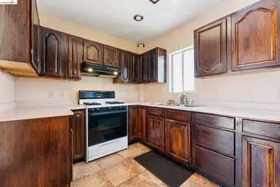978 43rd St, Oakland, CA 94608 - Photo 16