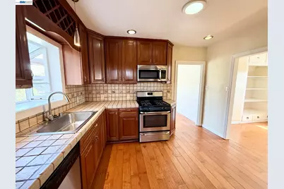 1033 Fountain St, Alameda, CA 94501 - Photo 8
