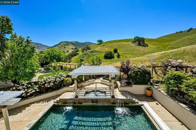 950 Maplegate Ct, Concord, CA 94521 - Photo 4