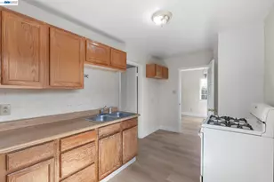 246 Tunis Rd, Oakland, CA 94603 - Photo 14