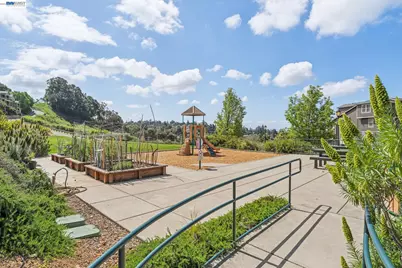 6767 Skyview Drive, Oakland, CA 94605 - Photo 56