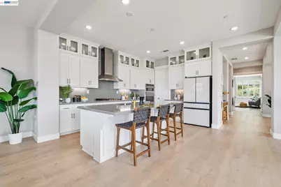 6767 Skyview Drive, Oakland, CA 94605 - Photo 32