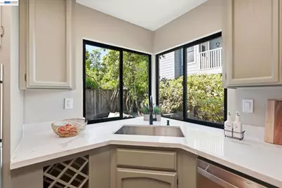 29 Captains Dr, Alameda, CA 94502 - Photo 10
