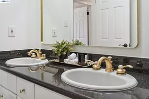 11165 Lochard St, Oakland, CA 94605 - Photo 48