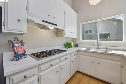6643 Aitken Dr, Oakland, CA 94611 - Photo 8