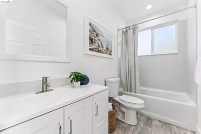 6935 Chambers Dr, Oakland, CA 94611 - Photo 36